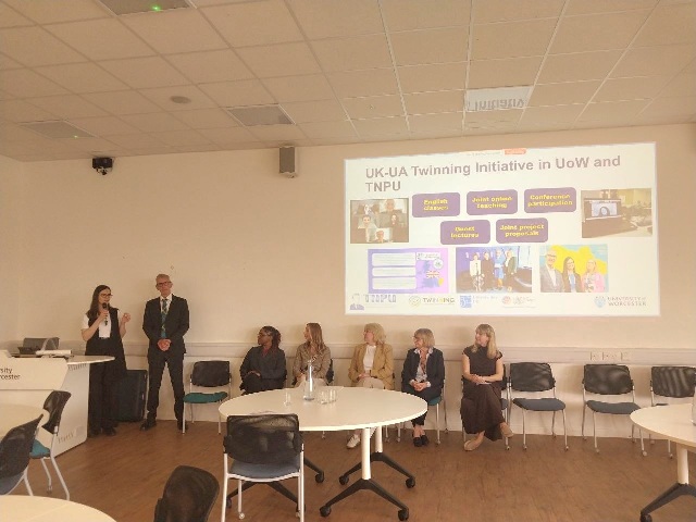 Юлія Костюк презентує UA-UK E Twinning ініціативу